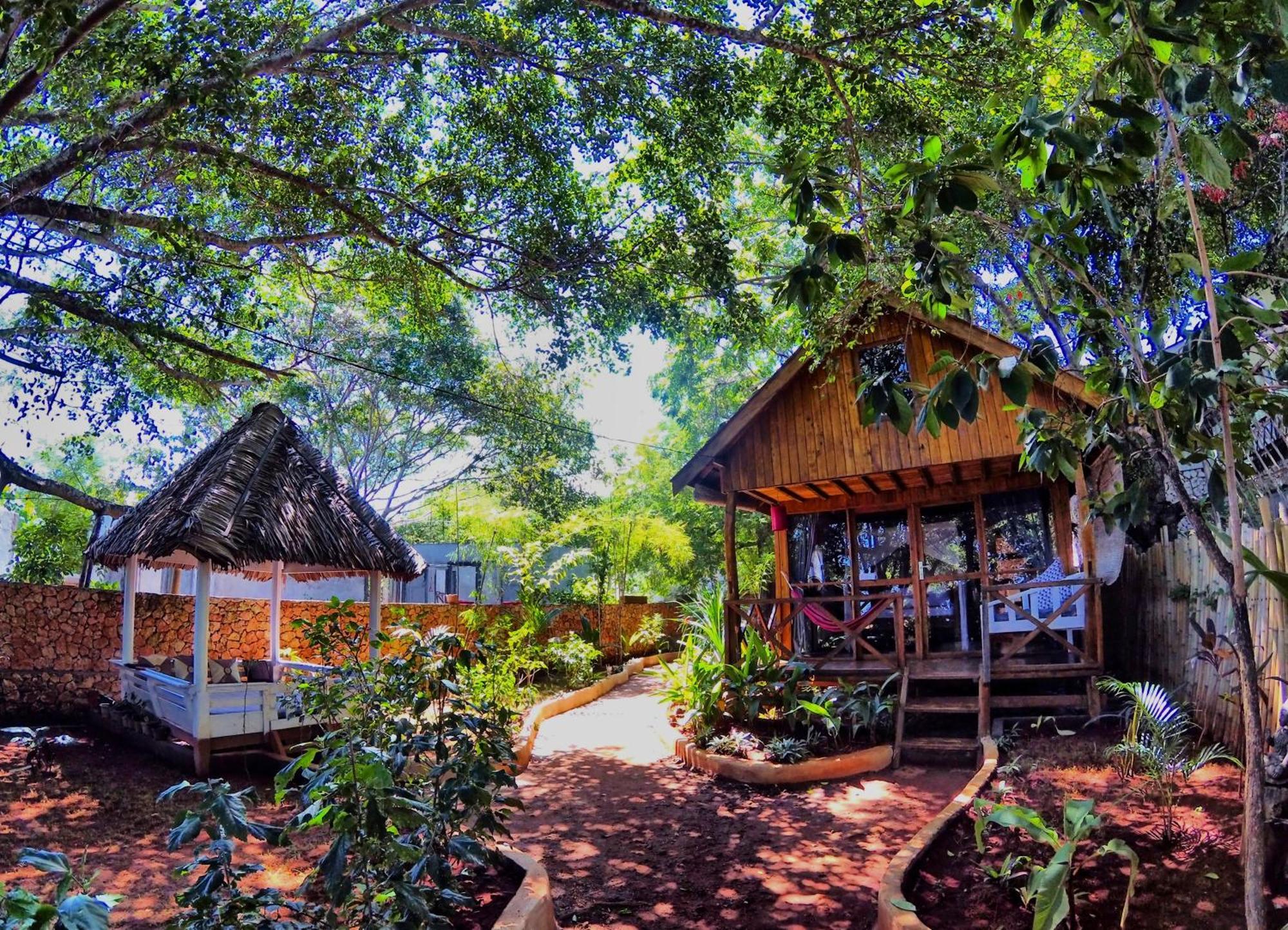 Cosmos Bungalows Bira Exteriör bild